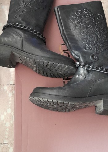 Zincir Detaylı Siyah Deri Cizme - Görsel 6