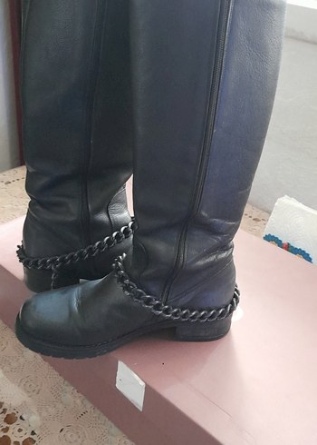 Zincir Detaylı Siyah Deri Cizme - Görsel 5