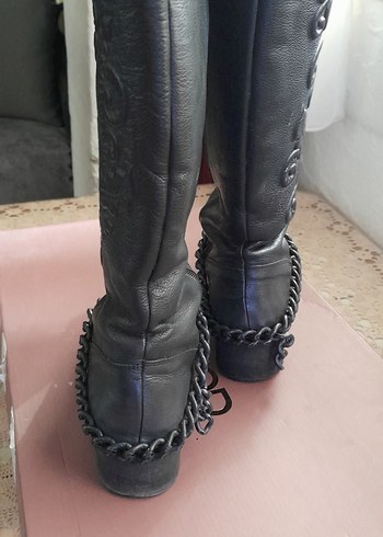 Zincir Detaylı Siyah Deri Cizme - Görsel 4