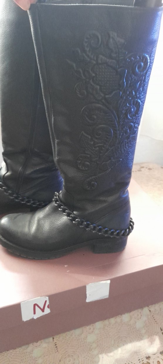 Zincir Detaylı Siyah Deri Cizme - Görsel 3