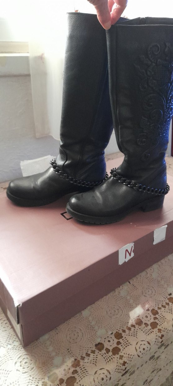 Zincir Detaylı Siyah Deri Cizme - Görsel 2