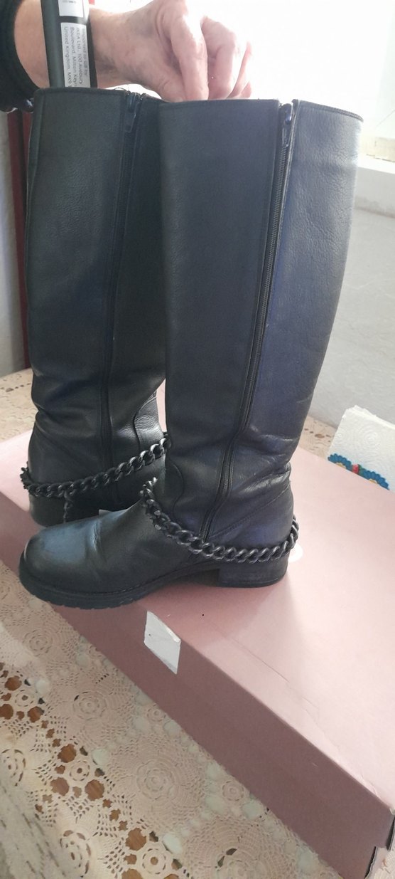 Zincir Detaylı Siyah Deri Cizme - Görsel 5