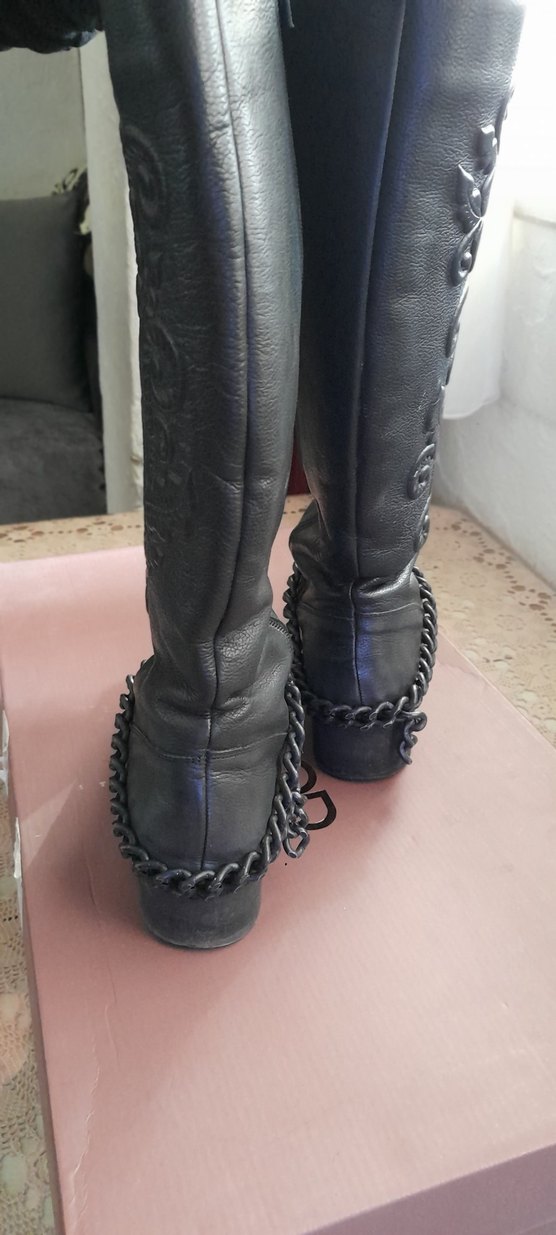 Zincir Detaylı Siyah Deri Cizme - Görsel 4