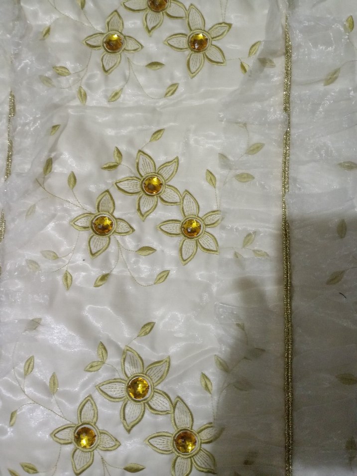 İşlemeli Parlak krem Yatak Örtüsü - Görsel 2