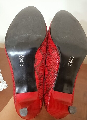 37 Beden 37 no topuklu ayakkabi.iyi bir butikten almistik.sadece bir kez
