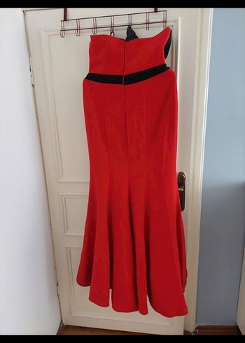 Siyah İşlemeli Kırmızı Uzun Straplez Elbise - Görsel 3