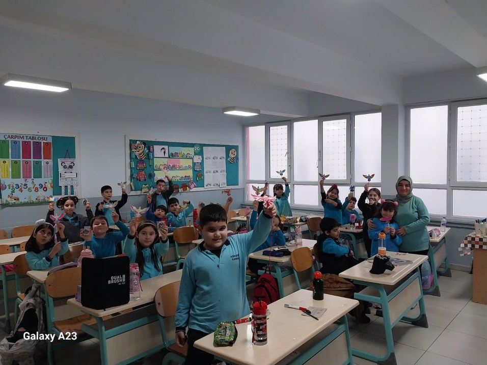 Siyah İşlemeli Kırmızı Uzun Straplez Elbise - Görsel 2