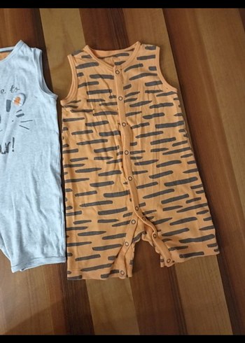 Gri ve Turuncu Erkek Bebek Kolsuz Tulum - Görsel 3