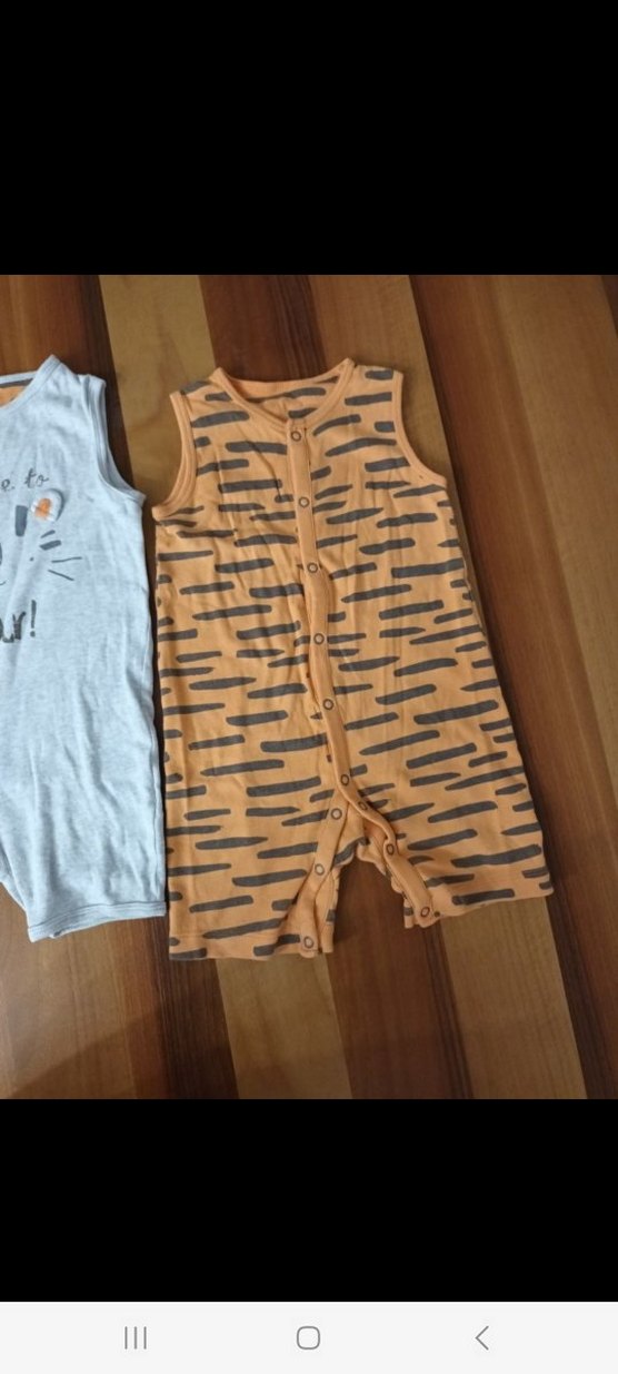 Gri ve Turuncu Erkek Bebek Kolsuz Tulum - Görsel 3