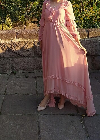 Pembe fırfırlı uzun şifon elbise