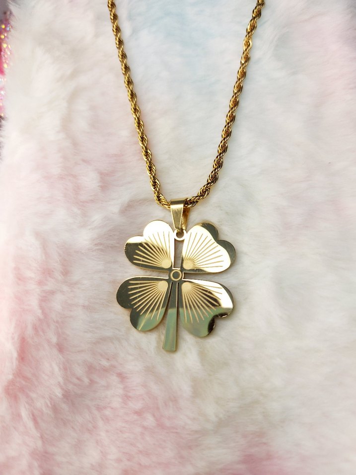 Altın Renkli Zincir Detaylı Yonca Kolye - Görsel 2