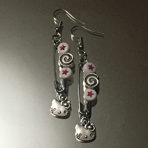 Vivienne Westwood Hello kitty safetypin küpe