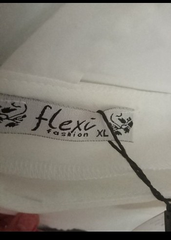 Zincir Detaylı V Yakalı Beyaz Keten Bluz - Görsel 2