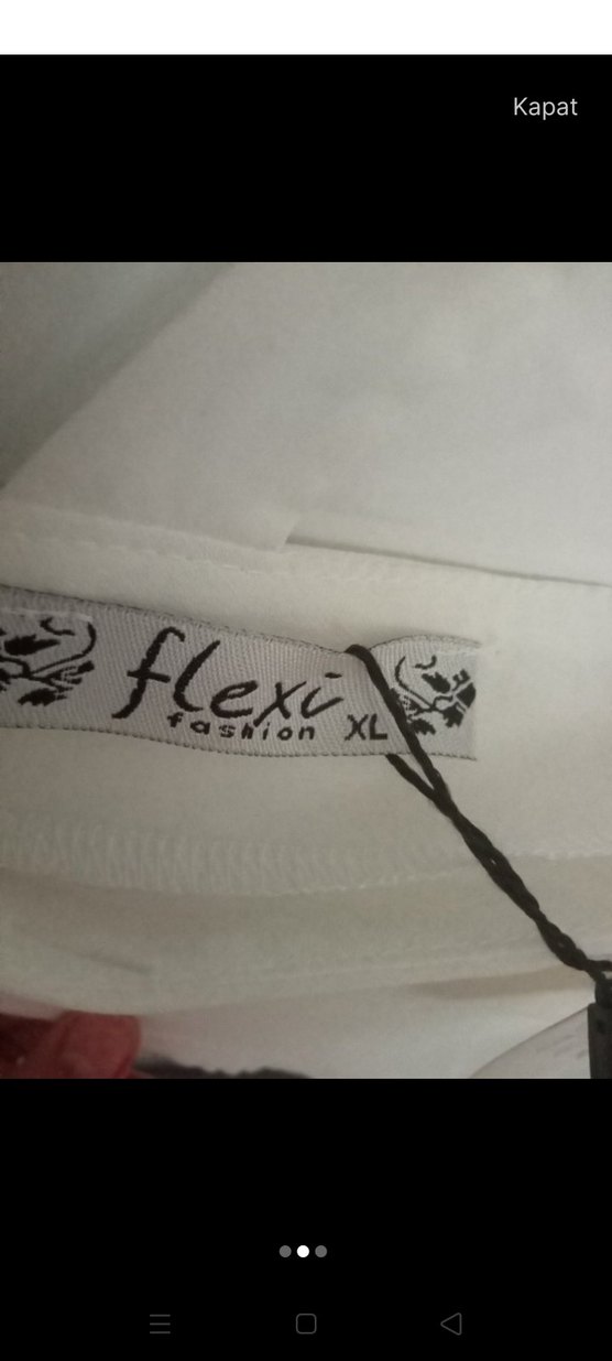 Zincir Detaylı V Yakalı Beyaz Keten Bluz - Görsel 2