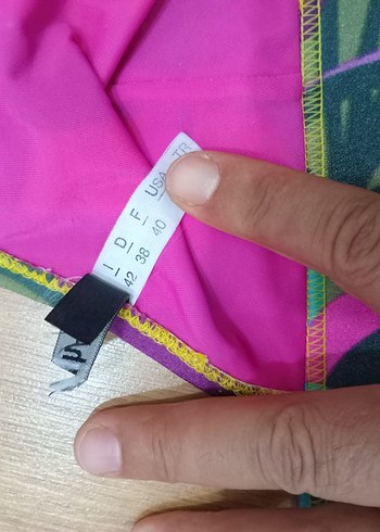 42 Beden Bikini Üstü leke mevcut
