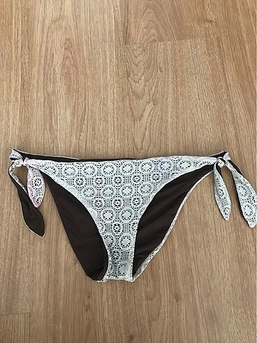 Bikini tek alt leke mevcut