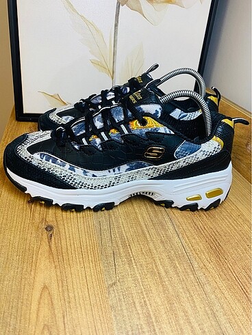 37,5 Beden SKECHERS HERGÜN ORJİNAL AYAKKABI YÜKLÜYORUM
