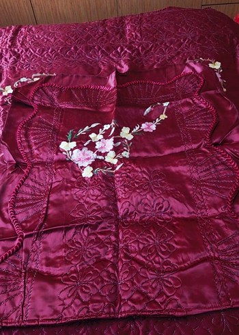 Bordo İşlemeli Yatak Örtüsü - Görsel 4