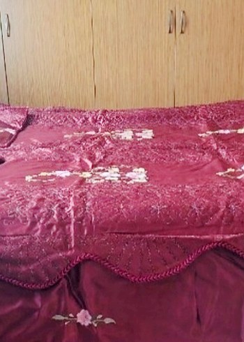 Bordo İşlemeli Yatak Örtüsü - Görsel 2