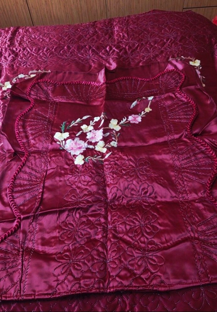 Bordo İşlemeli Yatak Örtüsü - Görsel 4