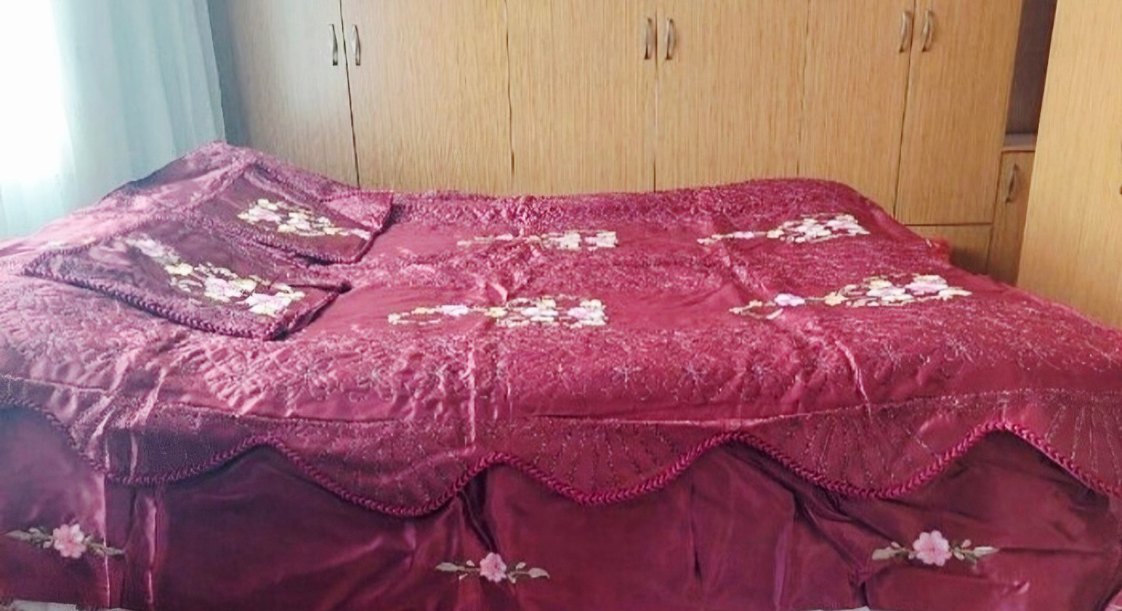 Bordo İşlemeli Yatak Örtüsü - Görsel 2