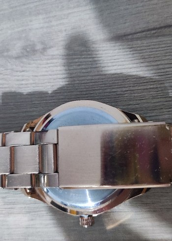 Parlak Altın Renkli Kadın Kol Saati - Görsel 3