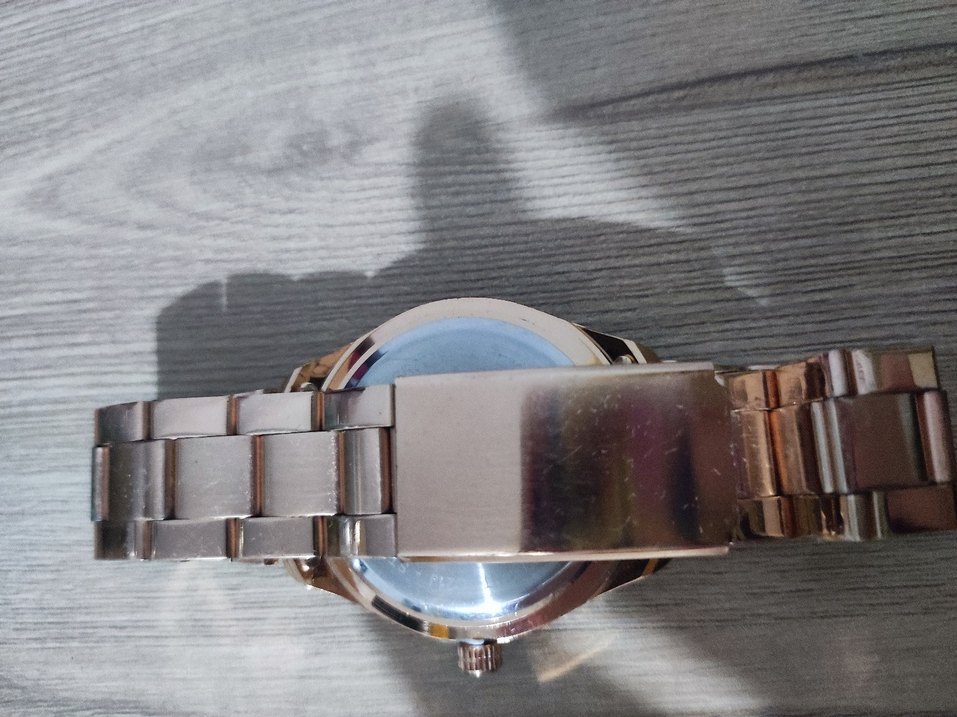 Parlak Altın Renkli Kadın Kol Saati - Görsel 3