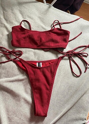 Kadın kırmızı bikini 