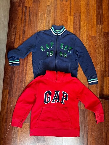 Temiz durumda 2 adet sweatshirt