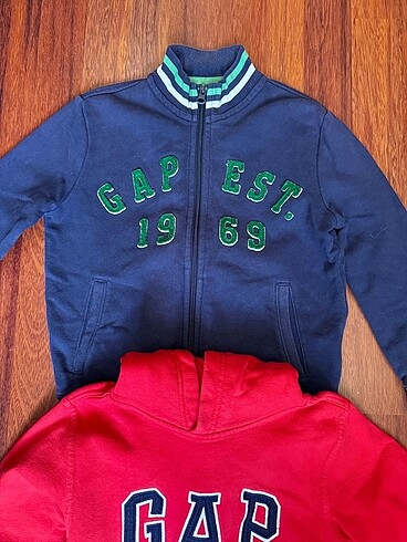 7 Yaş Beden Temiz durumda 2 adet sweatshirt