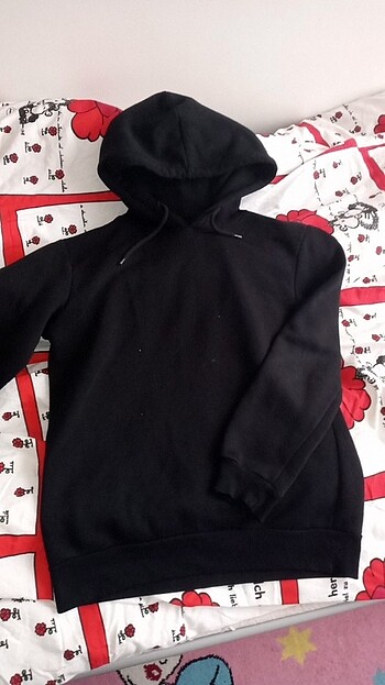 s Beden siyah düz kalın sweat bedeni s ama buyuk geldiginden satıyorum