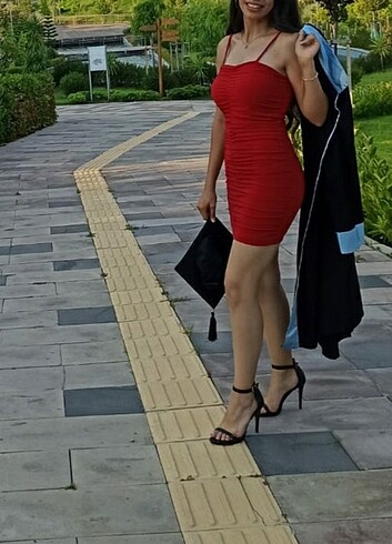 Kırmızı elbise