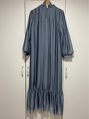 Pileli Abiye Kumaş Gri Elbise - Görsel 5