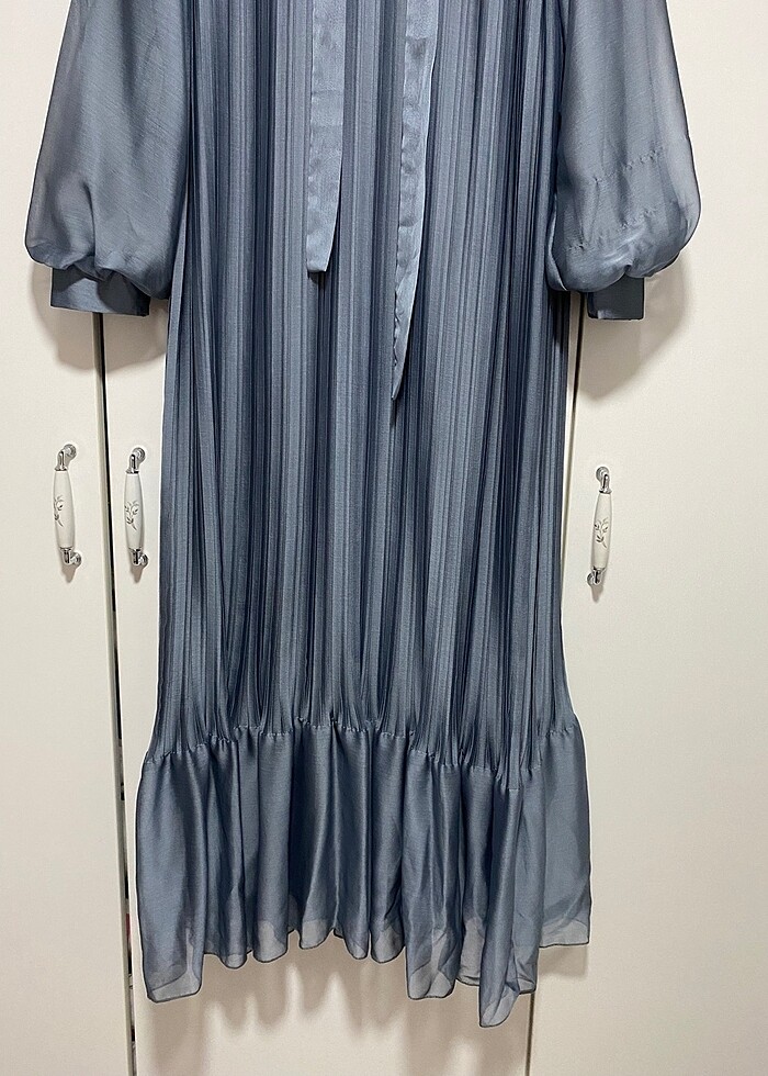 Pileli Abiye Kumaş Gri Elbise - Görsel 4