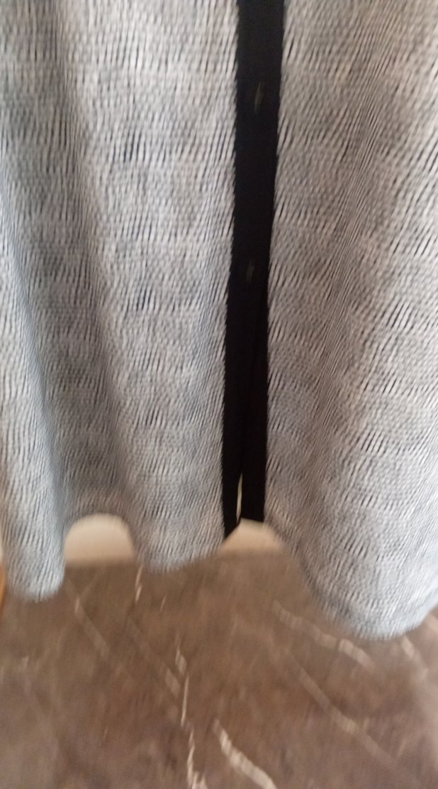 Gri V Yaka Düğmeli Kadın Hırka - Görsel 3