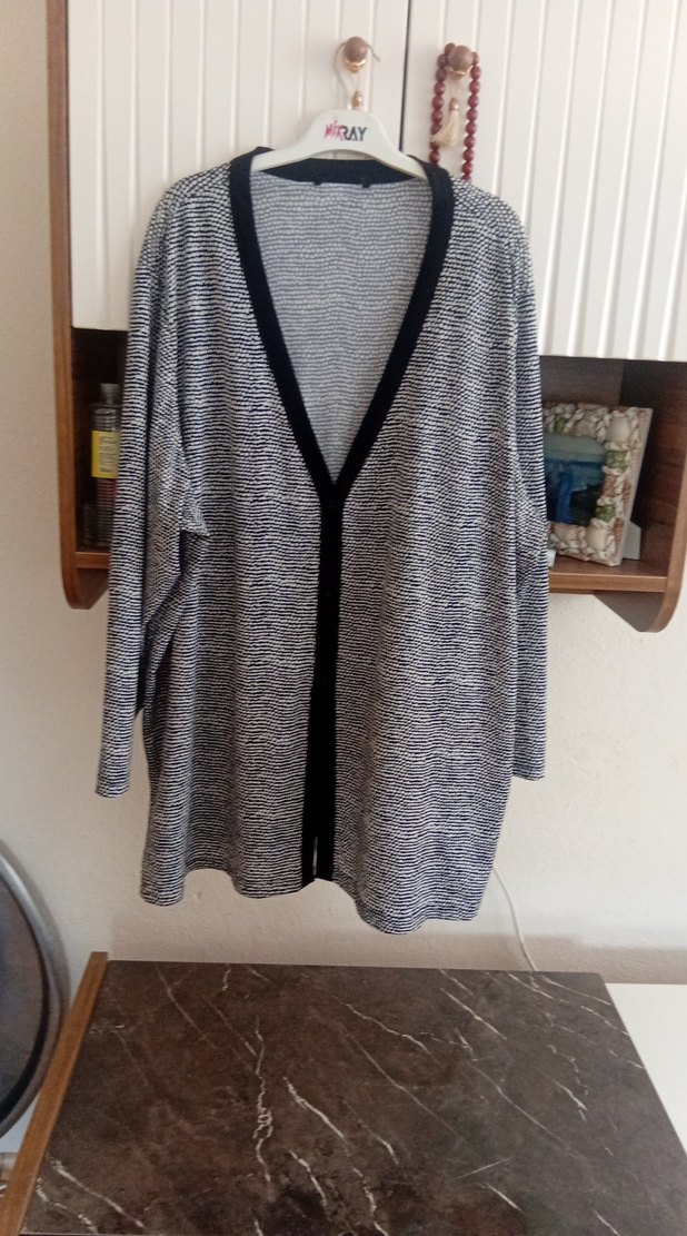 Gri V Yaka Düğmeli Kadın Hırka - Görsel 4