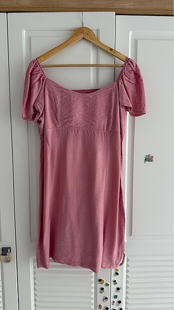 Pembe elbise