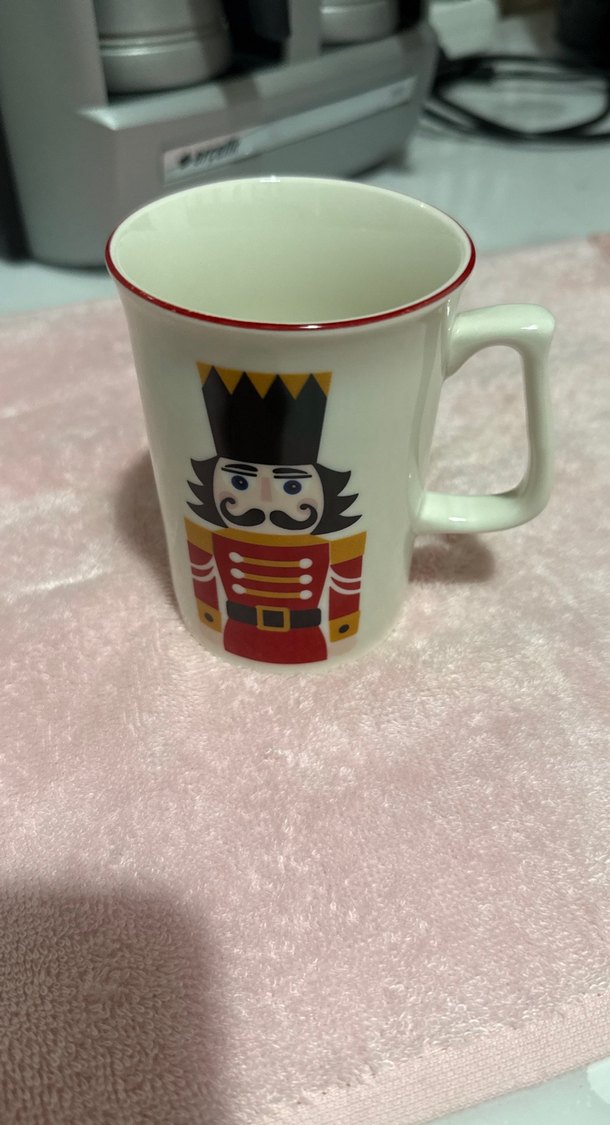 Renkli Asker Figürlü Beyaz Kupa - Görsel 2