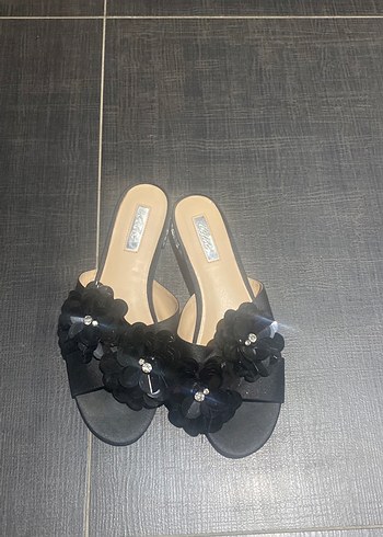 Zara Klasik Siyah Çiçekli Topuklu Kadın Terlik