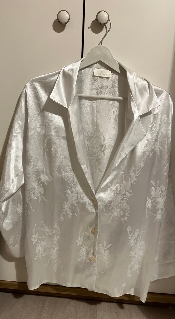 Beyaz Düğmeli Saten Kadın Gömlek - Görsel 3