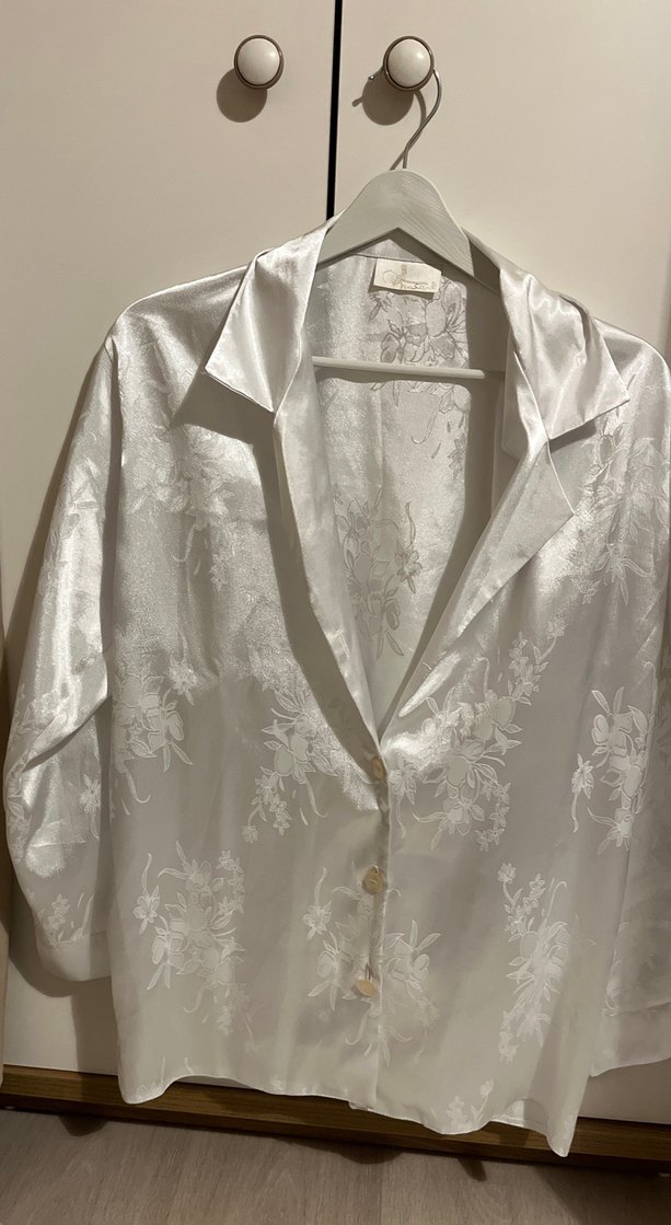 Beyaz Düğmeli Saten Kadın Gömlek - Görsel 2