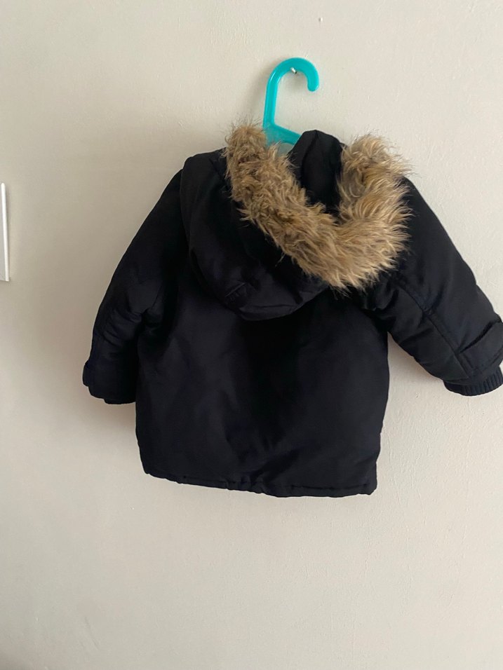 Siyah Erkek Çocuk Kürklü Kapüşonlu Mont - Görsel 3
