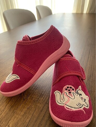 Pembe kreş ayakkabısı