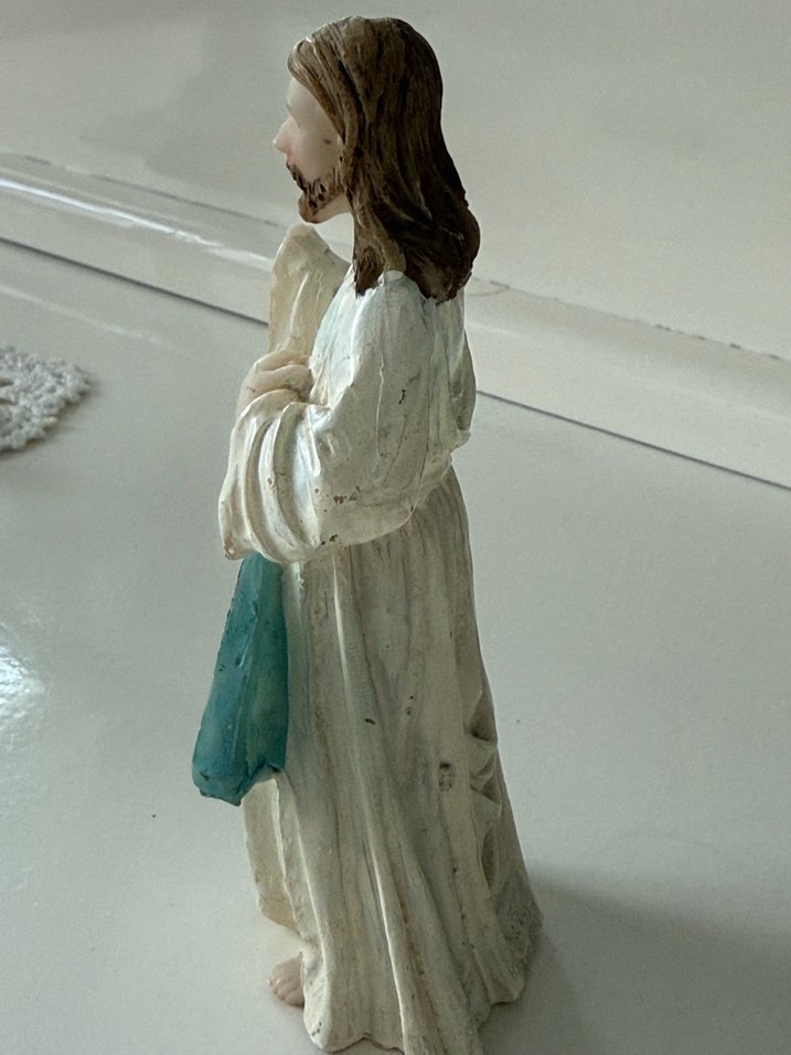 Beyaz İsa Figürü - Görsel 2