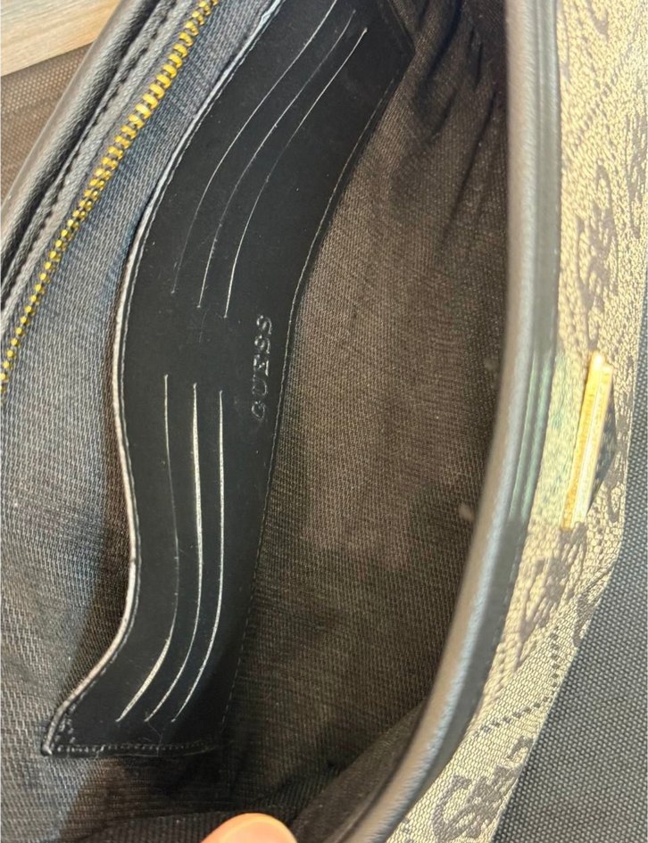 Guess Monogramlı Şık ve Pratik Çanta — görsel 2/4