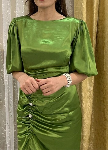 Zara Zeytin yeşili saten elbise 