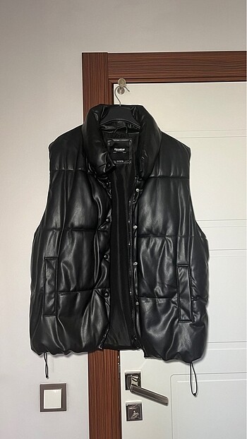 Pull and bear siyah yelek