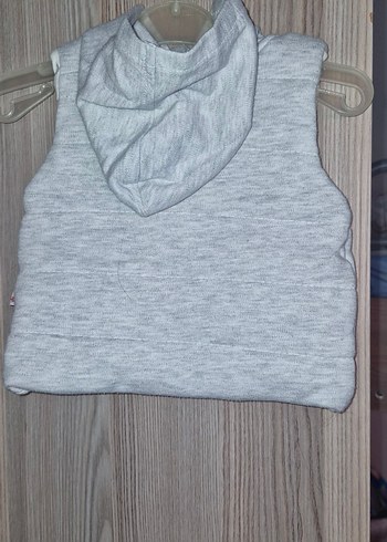 Erkek Çocuk Gri Kapüşonlu Düğmeli Yelek - Görsel 2