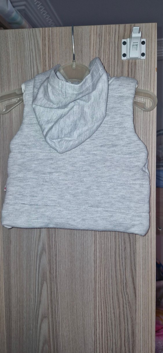 Erkek Çocuk Gri Kapüşonlu Düğmeli Yelek - Görsel 2