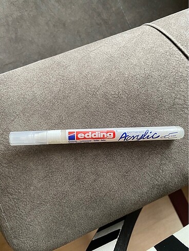  Beden Edding acrylic 1-2mm siyah ve beyaz 2 adet fiyatıdır